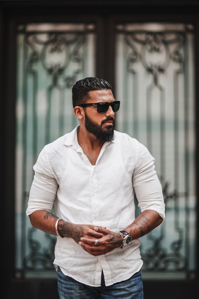 Man in a white linen shirt and sunglasses